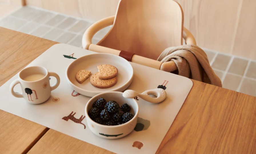 Fontos, hogy egy ízléses, formatervezett szilikon tányérkészletből, esetleg egy safari mintás porcelán étkészletből egyen a gyerek
